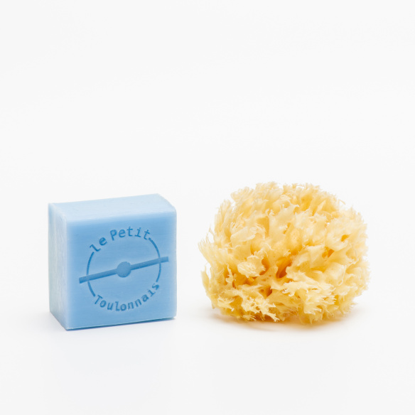 Savon 50g et éponge dans une boite en bambou